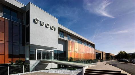 spaccio aziendale gucci scandicci|Tour dello shopping agli outlet di Prada e Gucci in Toscana, Italia.